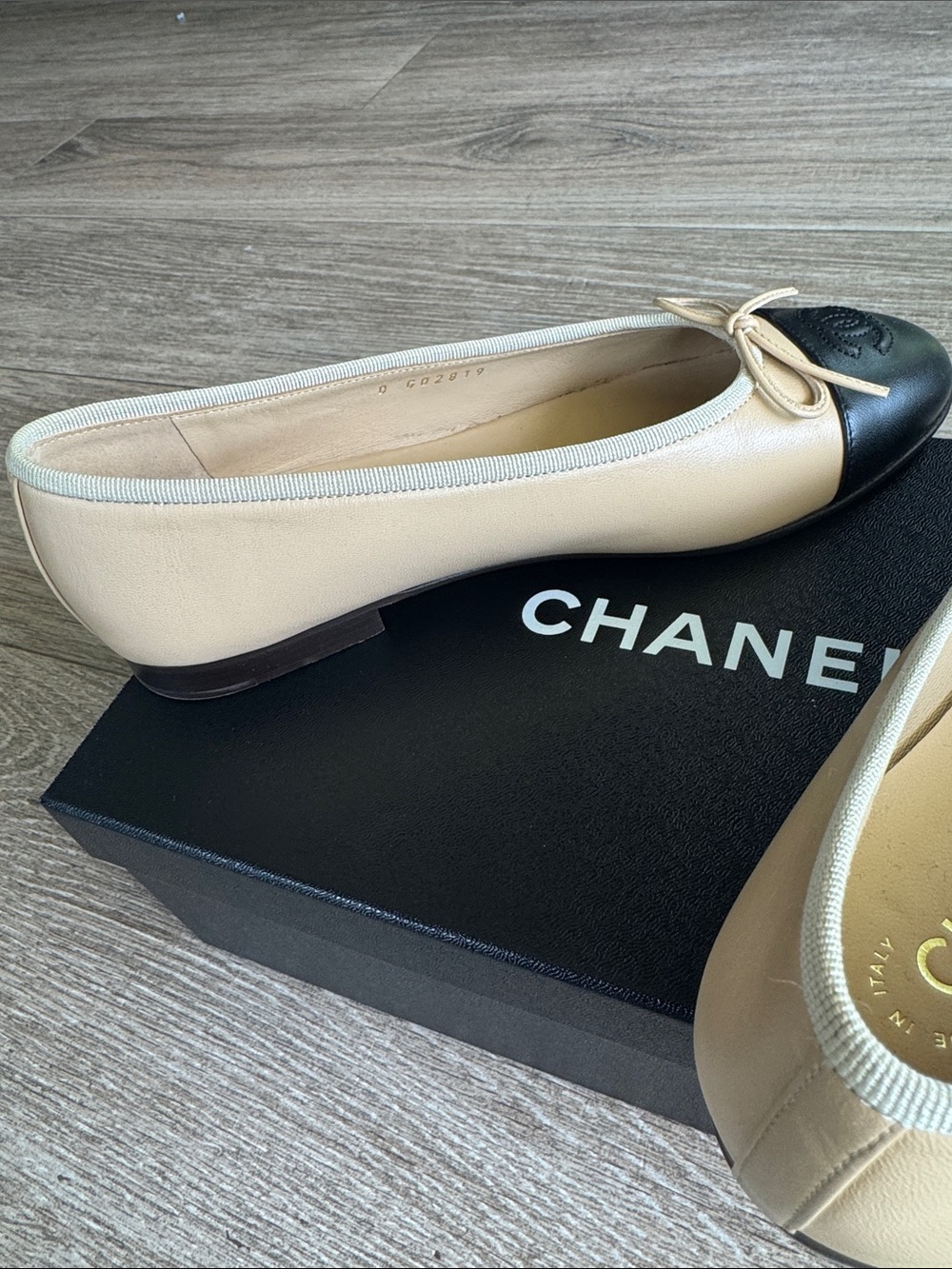 CHANEL Beige and Black Two-Tone Cap-Toe Ballet Flats - Picture 8 of 16